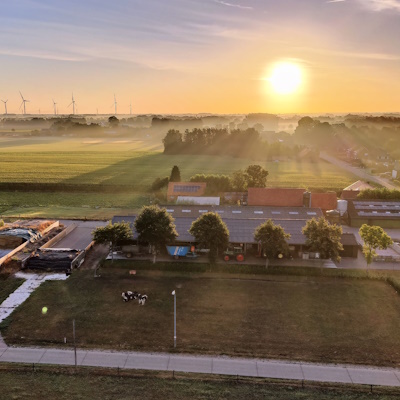 Landbouw boederij bij zonsondergang